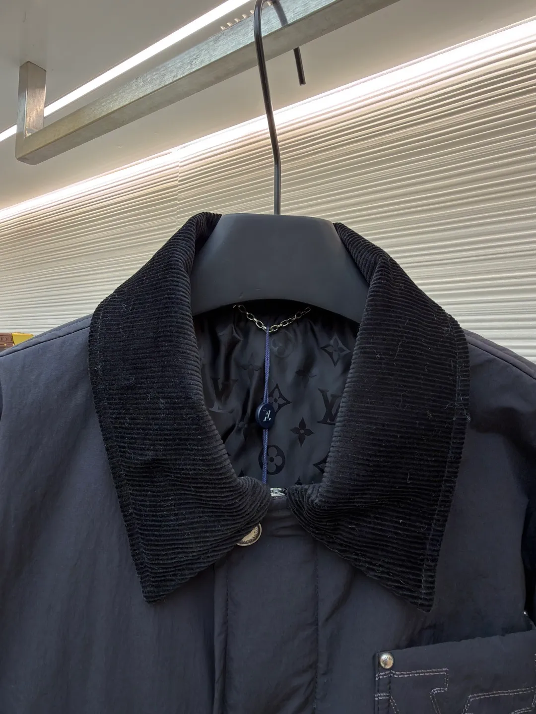LOUIS VUITTON Corduroy collar waterproof work jacket ●Original version: purchased and developed in 19699 ●Item number: 1681946-C30 ●Fabric: nylon fabric ●Technology: embroidery production ●Color: black ●Version: fitted version ●Weight: about 550 grams ●Size: 44-46-48-50 ●Description: Made of water-repellent nylon blended fabric, the body is made of precision woven craftsmanship to create a matte texture, taking into account both lightness and stiffness. The collar is made of ribbed corduroy-effect leather, which uses trompe l'oeil techniques to simulate the texture of corduroy. It feels soft and has a retro look. The chest patch pocket adopts double-line topstitch quilting technology, embedded with three-dimensional LV letter embroidery, and reinforced with metal rivets on the edge, which is both decorative and durable. The front is equipped with pearlescent mother-of-pearl buttons, and the metal base is polished and nickel-plated, with a delicate luster and not easily oxidized. The inner lining is Damier jacquard fabric, and the quilting process is filled with light and warm fibers. The cuffs and hem are narrowed with the same fabric. The overall stitching error is controlled within 0.1cm, and the Italian workshop hand-finishes the details. The overall wiring is straight and delicate, the fabric is comfortable and soft, and the color is consistent without color difference. It can be matched with the same style to create a fashionable look and control various occasions. Customized accessories, complete with three standards, same style for men and women!